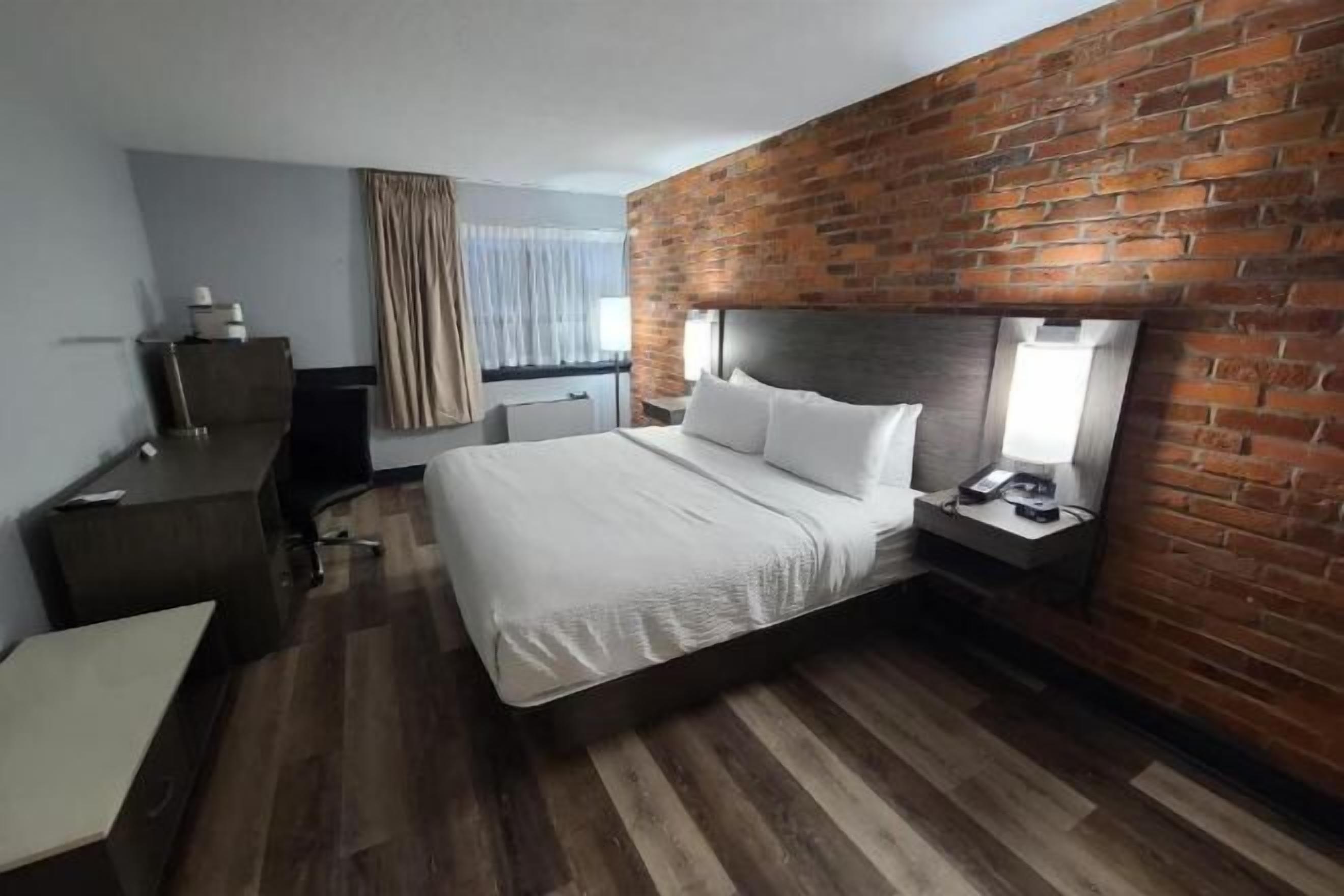 Egyptian cotton sheets, premium bedding, pillowtop beds, desk