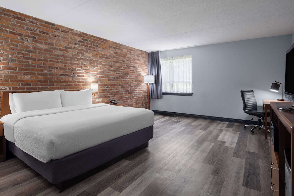 Room, 1 King Bed, Accessible, Non Smoking (Roll-in Shower)