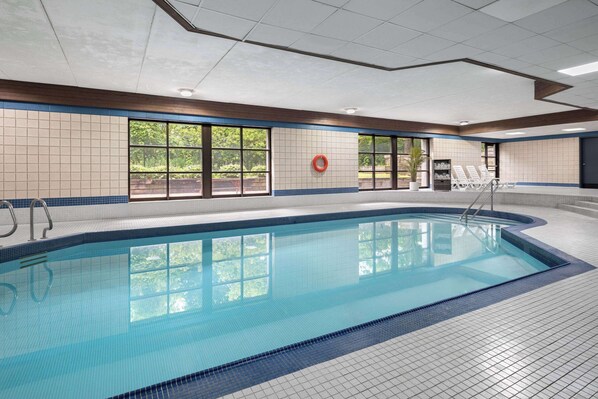 Indoor pool, sun loungers