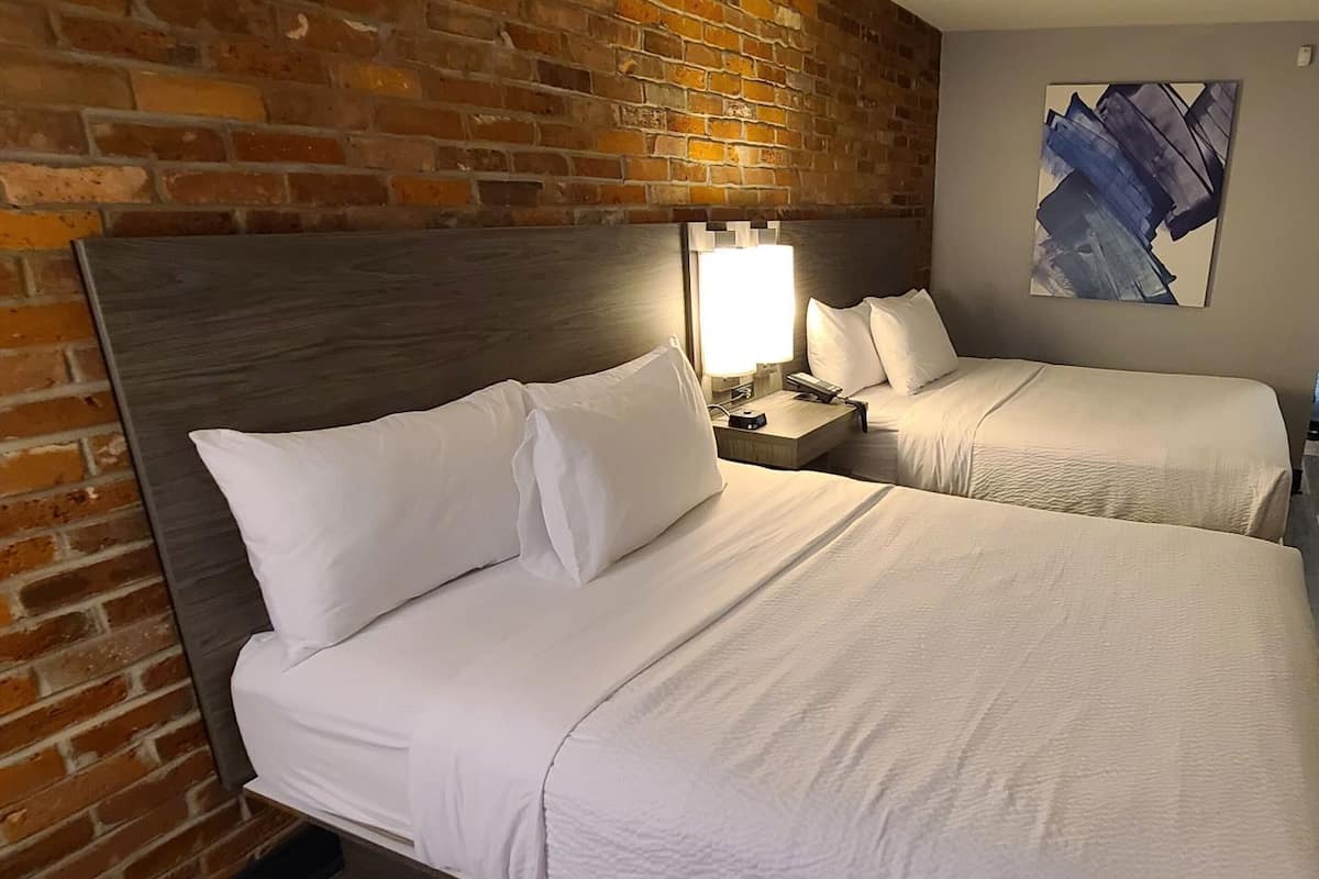 Egyptian cotton sheets, premium bedding, pillowtop beds, desk