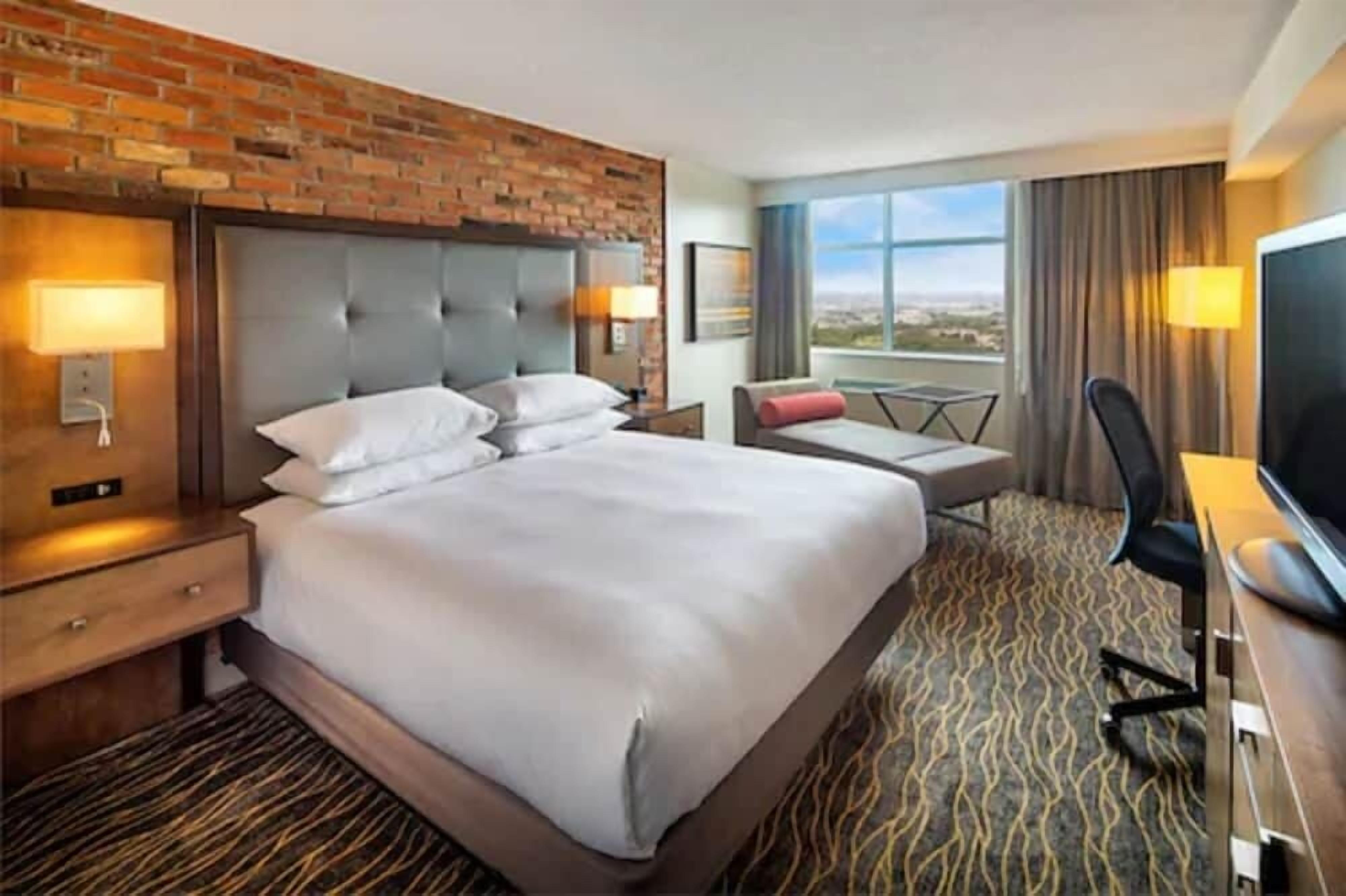 Hypo-allergenic bedding, in-room safe, desk, laptop workspace