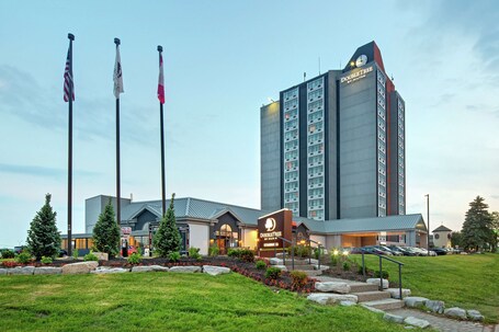 DoubleTree by Hilton Toronto Airport - Image 3