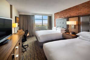Hypo-allergenic bedding, in-room safe, desk, laptop workspace - DoubleTree by Hilton Toronto Airport (Toronto)