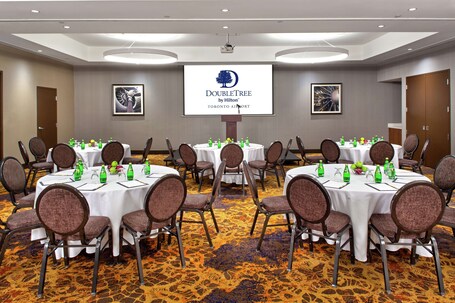 DoubleTree by Hilton Toronto Airport - Image 23