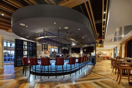 DoubleTree by Hilton Toronto Airport - Image 1