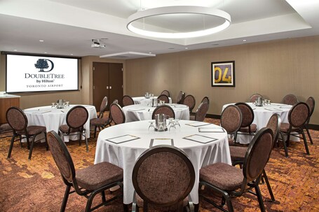 DoubleTree by Hilton Toronto Airport - Image 32