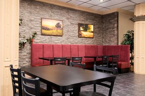 Restaurant - Travelodge By Windham Whitecourt (Whitecourt)