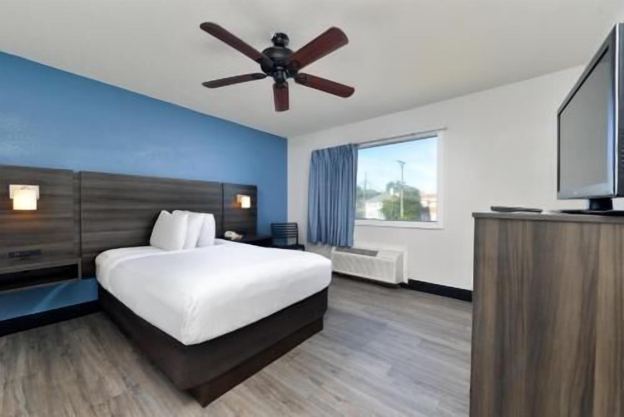 In-room safe, laptop workspace, blackout drapes, iron/ironing board