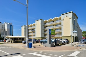 Useita kerroksia käsittävä hotelli, jossa on parvekkeet, ja joka sijaitsee 36th Streetin ja Atlantic Avenuen risteyksessä.