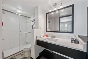 Ducha, artículos de tocador gratuitos, secador de pelo, toallas