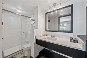 Ducha, artículos de tocador gratuitos, secador de pelo, toallas