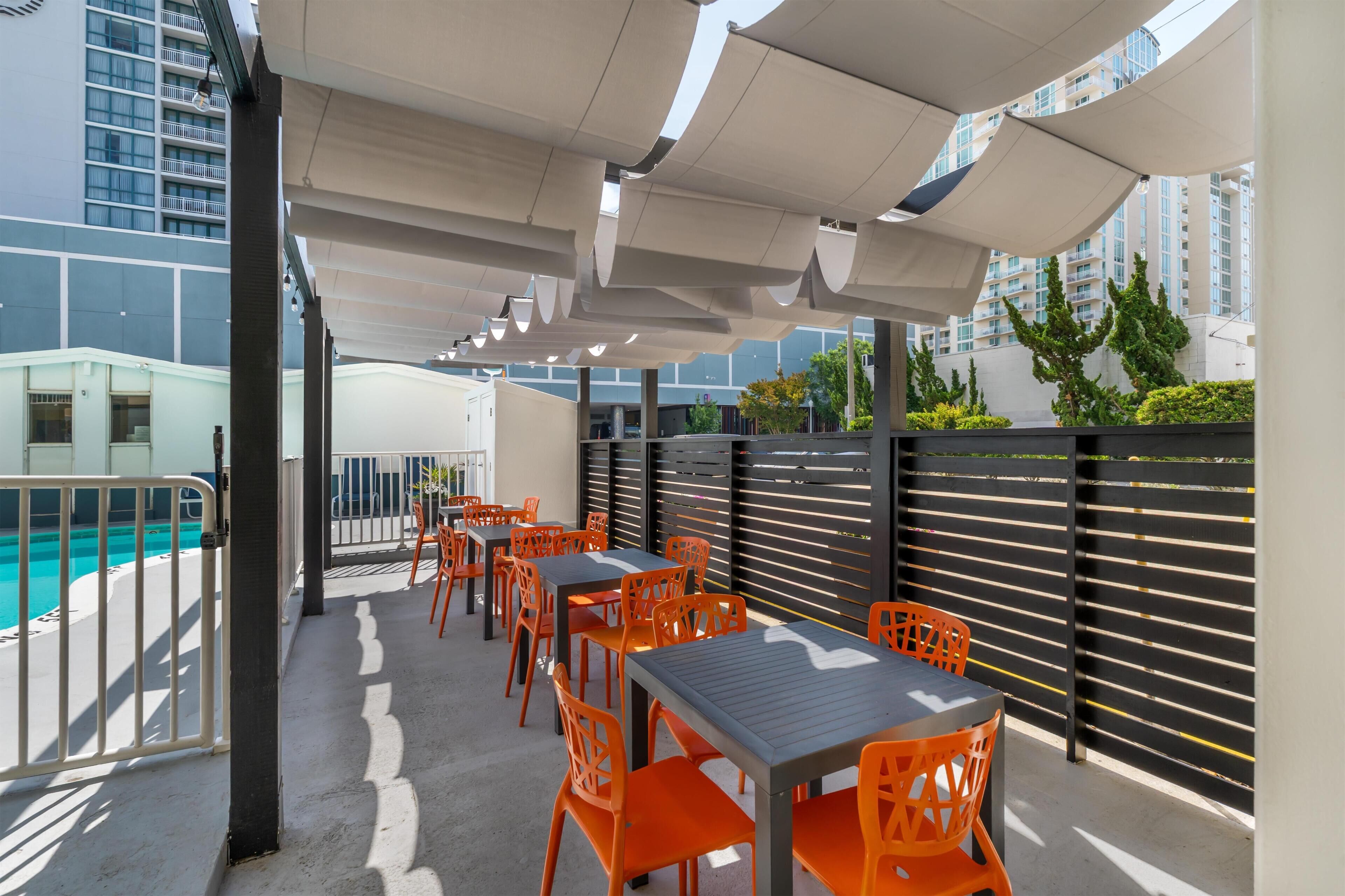 Piscina externa sazonal, funciona das 10h às 22h, espreguiçadeiras