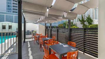 Piscina externa sazonal, funciona das 10h às 22h, espreguiçadeiras