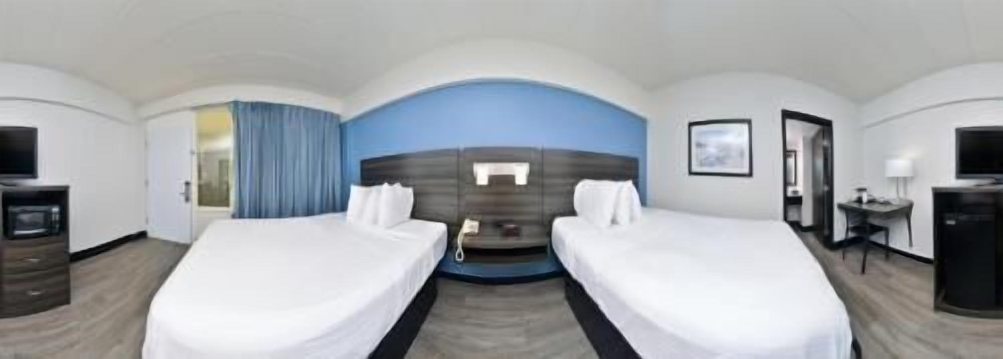 In-room safe, laptop workspace, blackout drapes, iron/ironing board