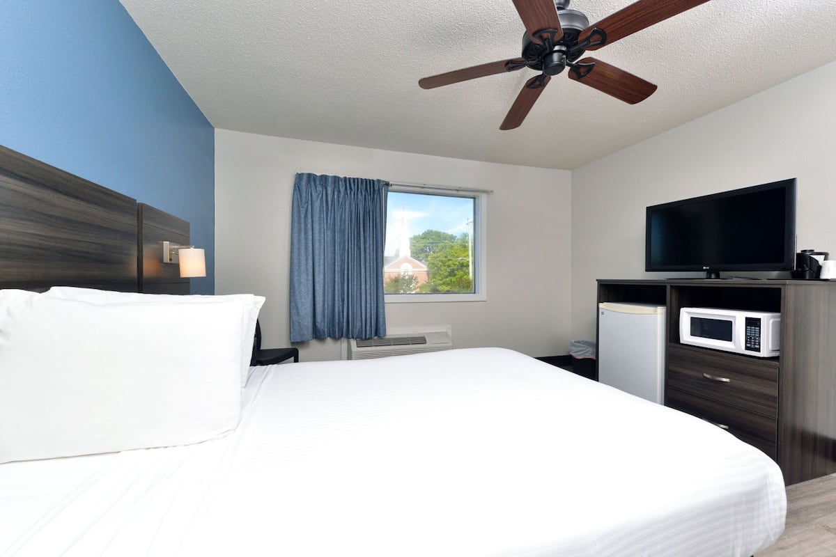 In-room safe, laptop workspace, blackout drapes, iron/ironing board