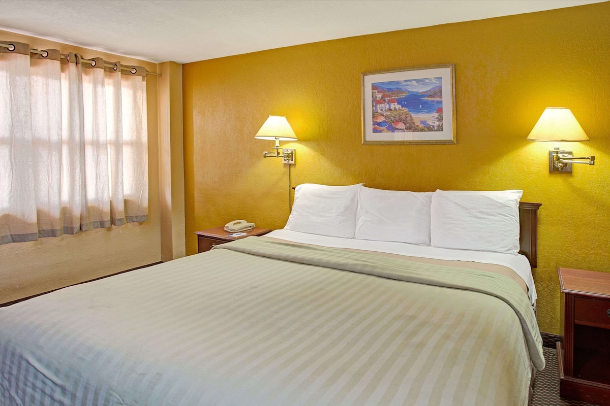 Bureau, Wi-Fi gratuit, réveils, draps fournis
