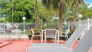 Outdoor pool - Travelodge by Wyndham Fort Lauderdale (Fort Lauderdale)