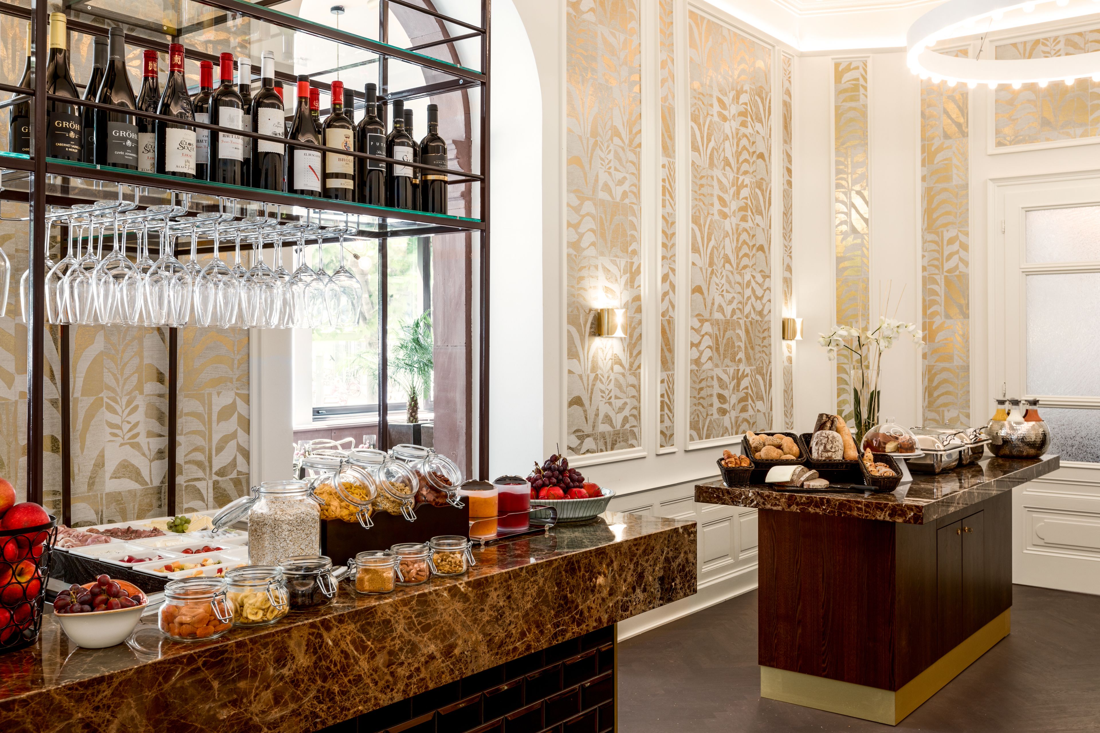 Tägliches Frühstücksbuffet (23 EUR pro Person)