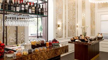 Café da manhã com buffet todos os dias (EUR 23 por pessoa)