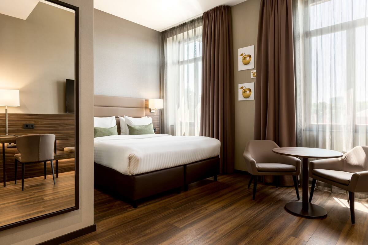 deluxe room, 1 king bed, city view | living area | 48-inch smart tv with satellite channels, tv