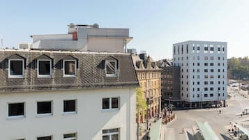 Ein mehrstöckiges Gebäude mit modernem Design, das ein flaches Dach und große Fenster aufweist.