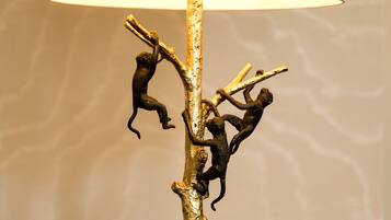 Una lámpara con diseño de rama de árbol con monos.