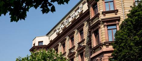 Un edificio histórico con el nombre "HOTEL MANZ" exhibido en la fachada.