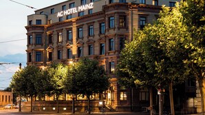 A multi-story hotel with a prominent sign reading "AC HOTEL MAINZ". - AC Hotel Mainz (Mainz)