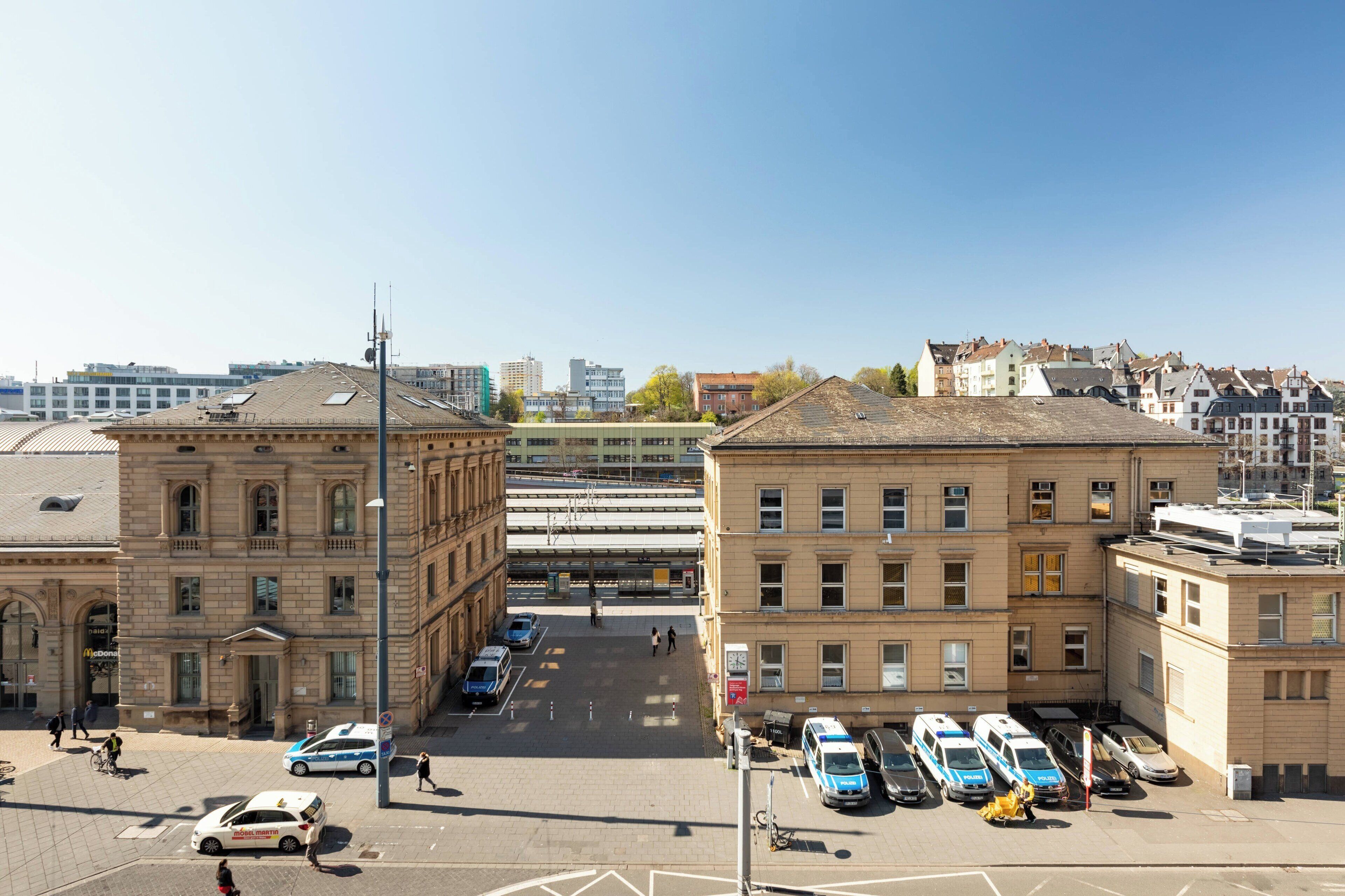 deluxe room, 1 king bed, city view | 1 bedroom, premium bedding, minibar, in-room safe