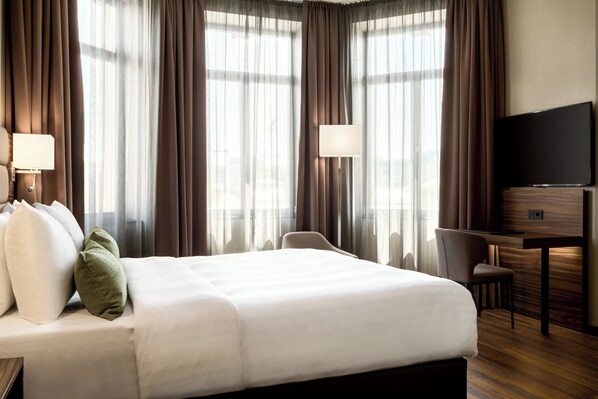 Deluxe Room, 1 King Bed, Non Smoking, City View