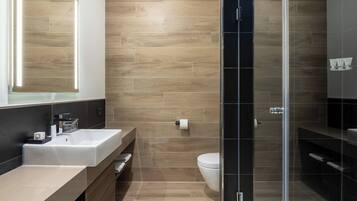 Deluxe Room, 1 King Bed, Non Smoking, City View | Bathroom