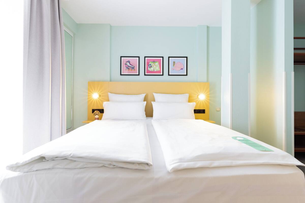 Hypo-allergenic bedding, in-room safe, desk, blackout curtains