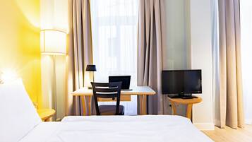 Quarto standard, 2 camas de solteiro | Roupas de cama antialérgicas, cofres nos quartos, escrivaninha