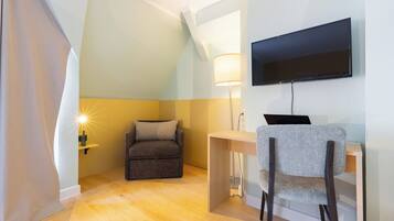 Premium-rum - flera sängar - balkong | Allergitestade sängkläder, värdeförvaringsskåp på rummet och skrivbord