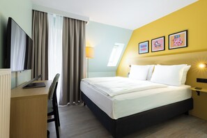 Ropa de cama hipoalergénica y caja de seguridad en la habitación 