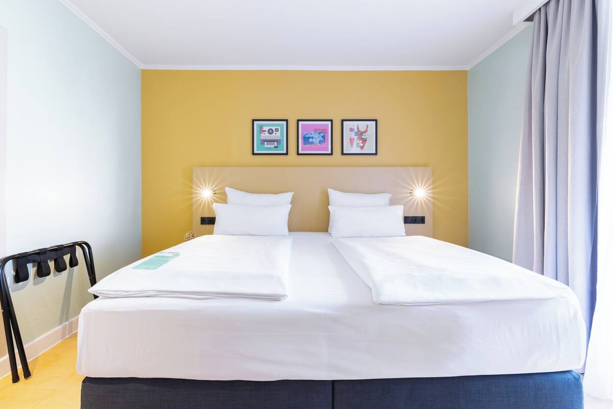 Hypo-allergenic bedding, in-room safe, desk, blackout curtains