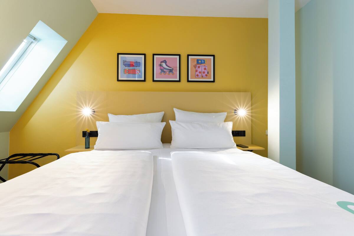 Standard Room, 1 Queen Bed | Hypo-allergenic bedding available, in-room safe, desk, blackout drapes