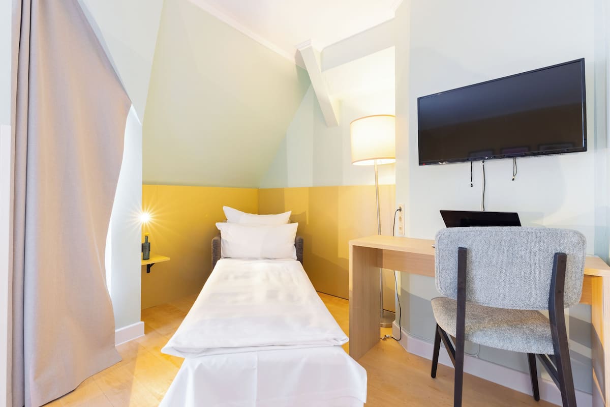 Habitación individual económica | Ropa de cama hipoalergénica y caja de seguridad en la habitación