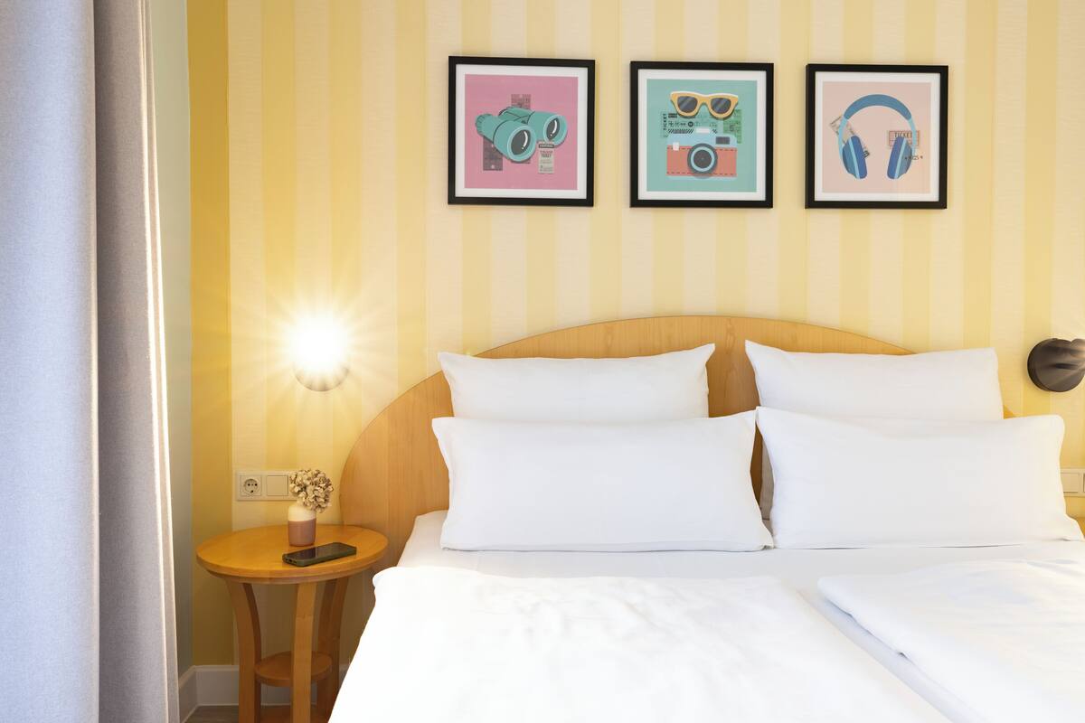 Ropa de cama hipoalergénica y caja de seguridad en la habitación