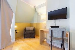 Habitación Premium, varias camas, balcón | Ropa de cama hipoalergénica y caja de seguridad en la habitación