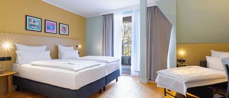 Bộ đồ giường kháng dị ứng, két bảo mật tại phòng, bàn, màn/rèm cản sáng