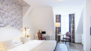 Biancheria da letto ipoallergenica, cassaforte in camera, una scrivania