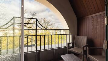 Allergitestade sängkläder, värdeförvaringsskåp på rummet och skrivbord