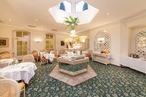 Café da manhã com buffet todos os dias (EUR 10 por pessoa) 