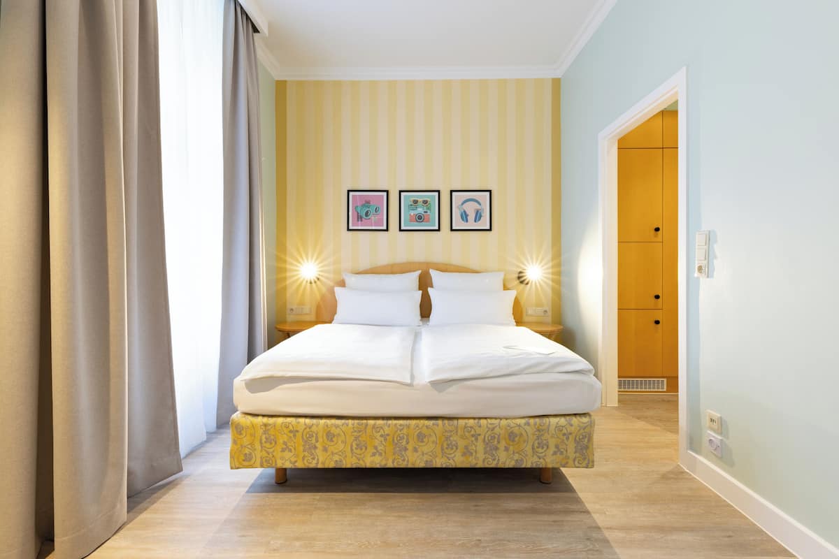 Ropa de cama hipoalergénica y caja de seguridad en la habitación