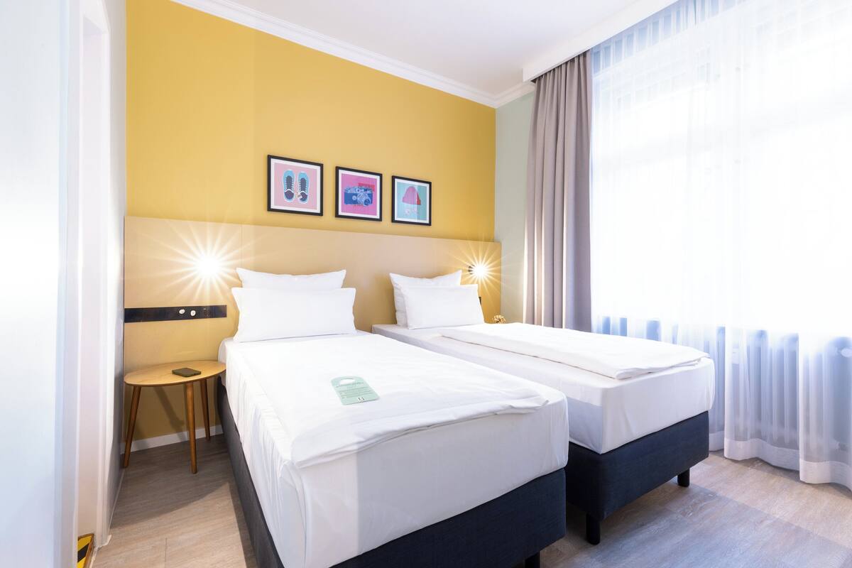 Hypo-allergenic bedding, in-room safe, desk, blackout curtains