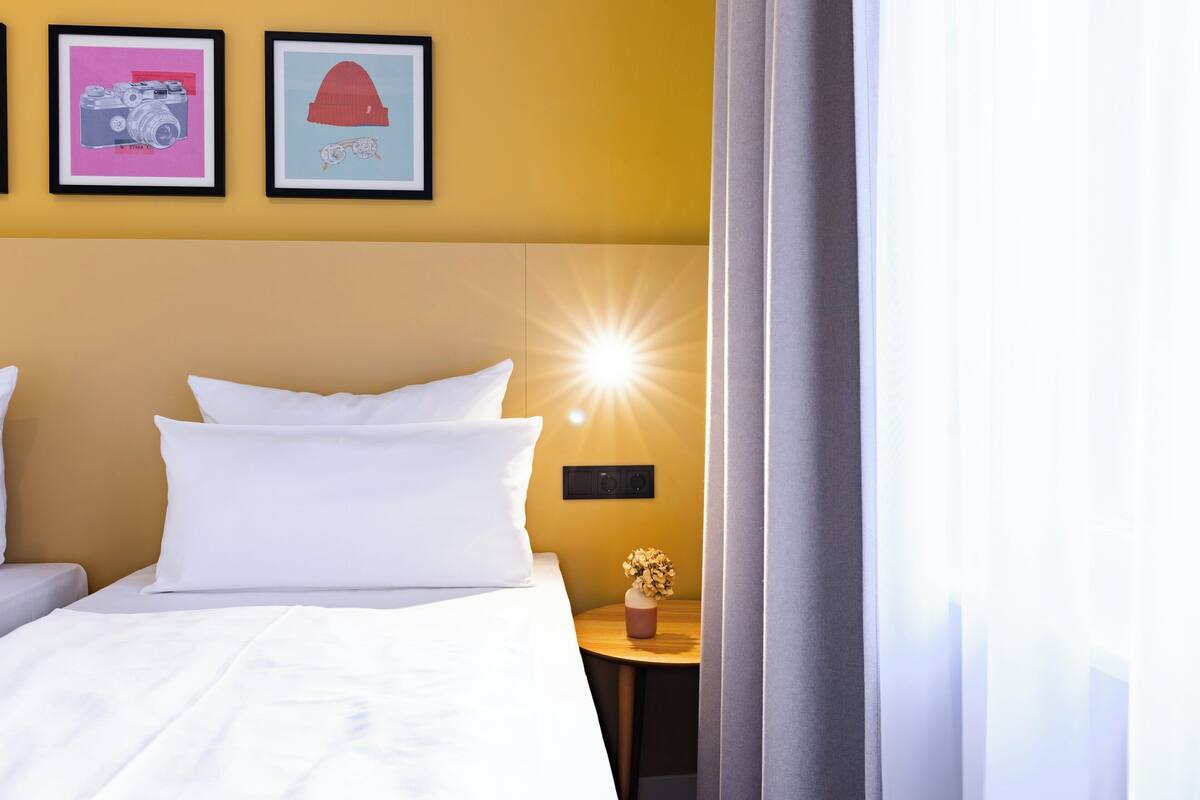 Hypo-allergenic bedding, in-room safe, desk, blackout curtains