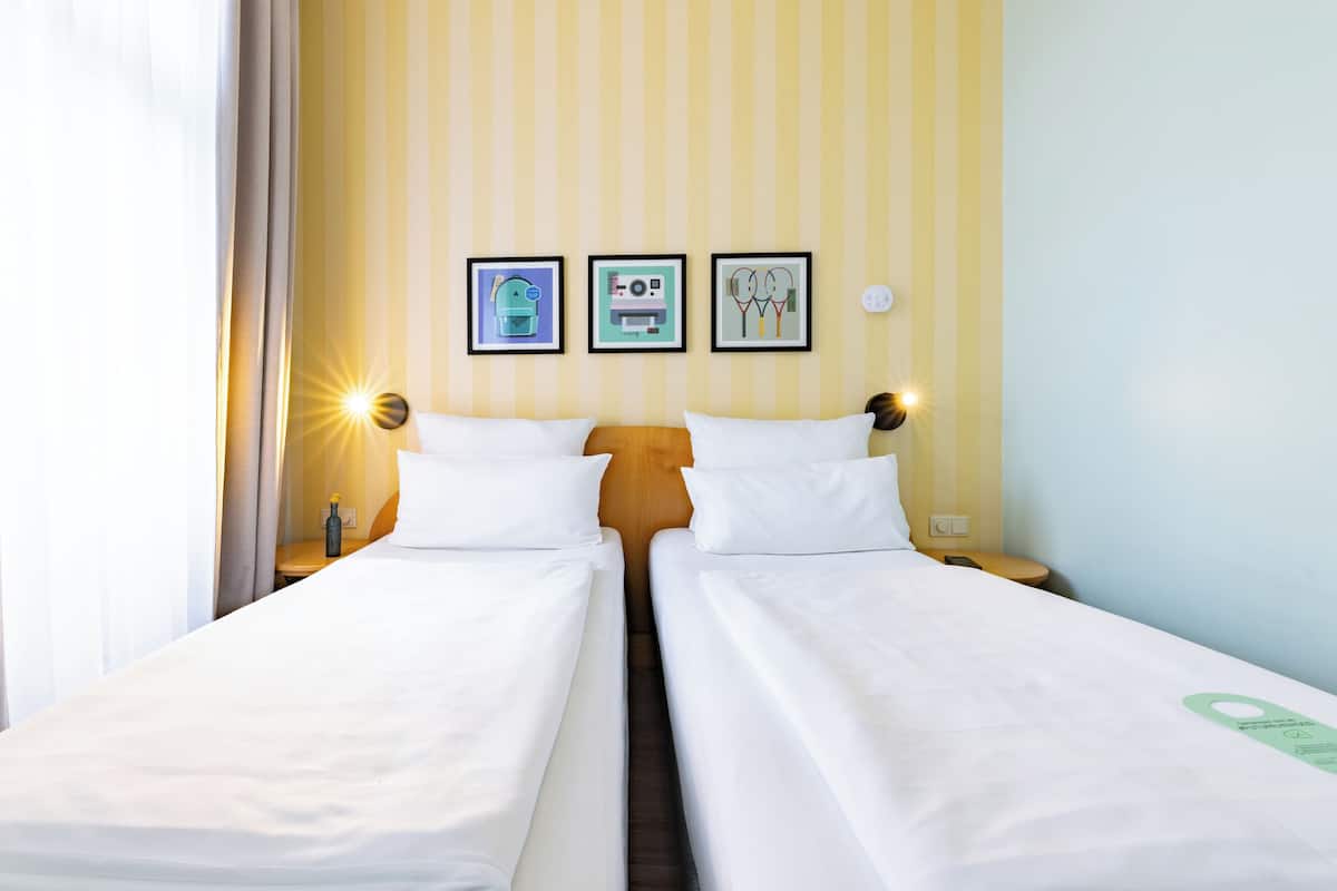 Ropa de cama hipoalergénica y caja de seguridad en la habitación