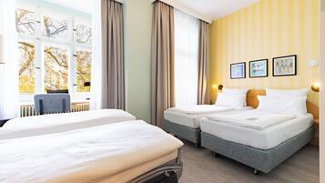 Allergiatestatut vuodevaatteet, tallelokero huoneessa, työpöytä