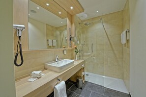 Gratis toalettartiklar, hårtork och handdukar